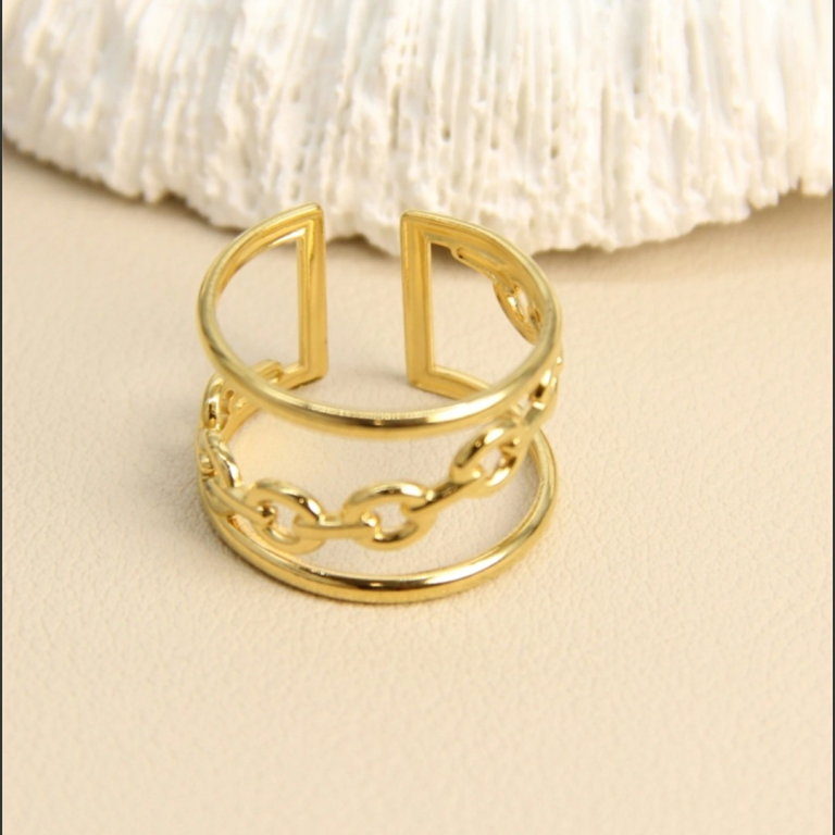 Bague dorée avec chaîne entrelacée et design moderne.
